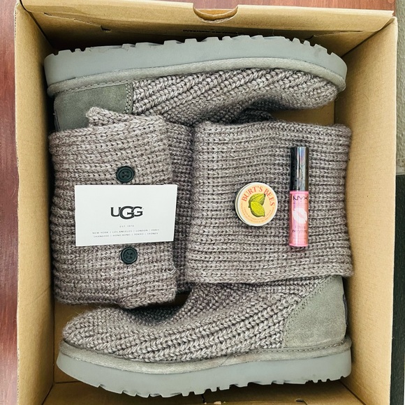 UGGS Size 7 🎁FREE GIFTS - Picture 1 of 14